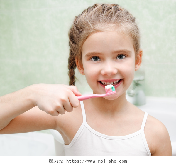 可爱小女孩在刷牙微笑的可爱小女孩刷牙 